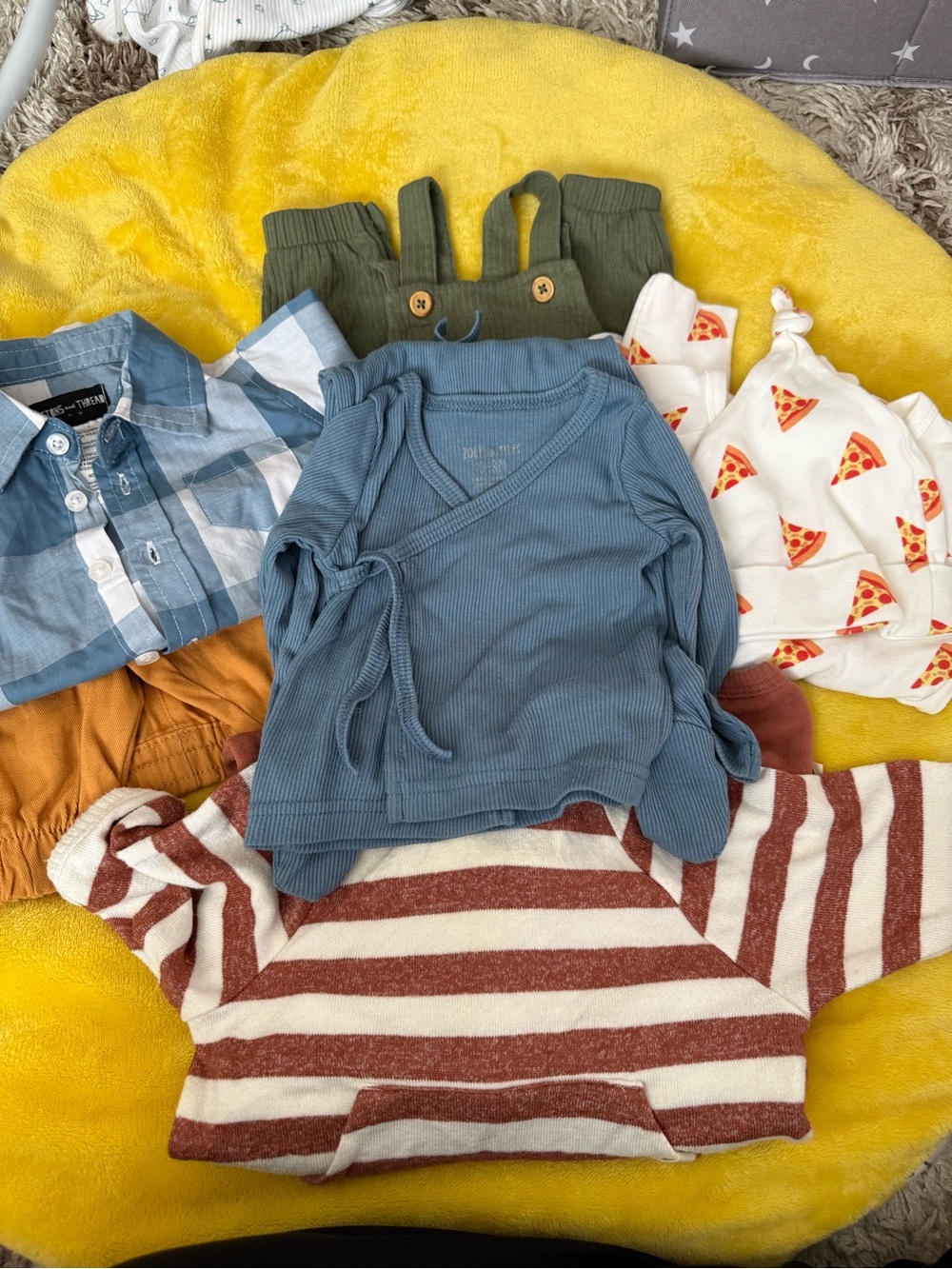 Bundle of 0-3 month outfits / sets
